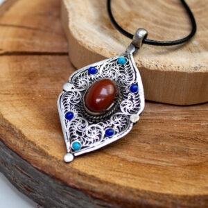 Metalowy amulet z kamieniami