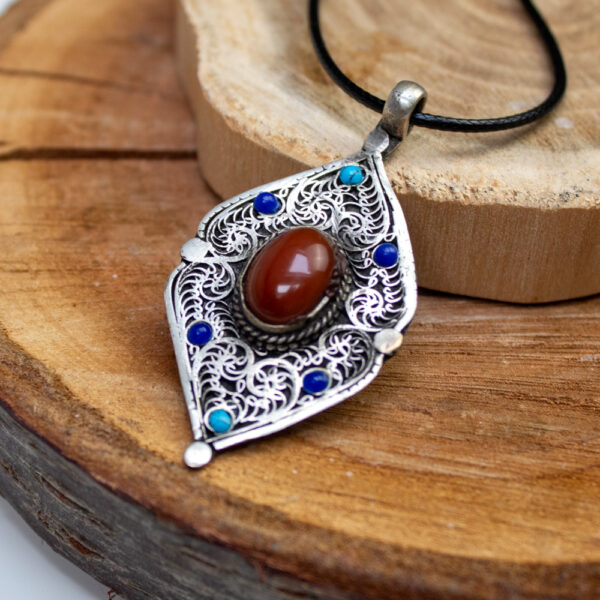 metalowy amulet z kamieniami z nepalu z agatem, lapis lazuli i howlitem