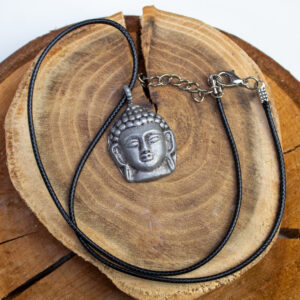 Metalowy amulet z Buddą