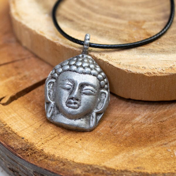 metalowy amulet z buddą z nepalu na szczęście, wisiorek z głową buddy