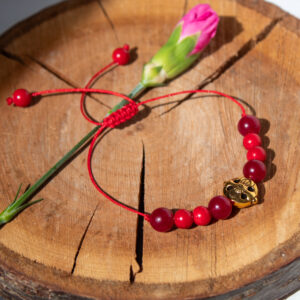 Czerwona bransoletka z Jadeitem i Złotym Symbolem