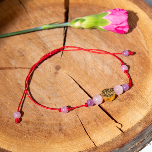 bransoletka drzewo życia z różowym kwarcem i jadeitem na czerwonym sznurku