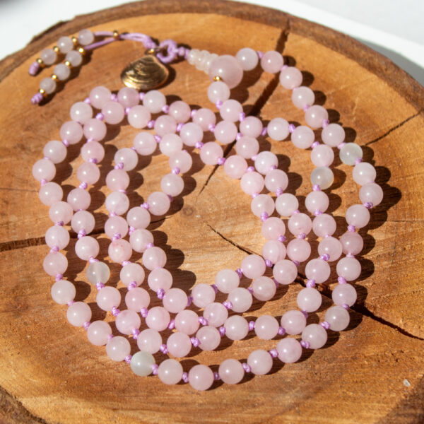 mala buddyjska z kwarcem różowym i kamieniem księżycowym 6 mm, 108 koralików z kamieni naturalnych z pozłacaną zawieszką ze stali chirurgicznej w kształcie muszli