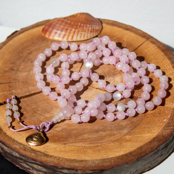 mala buddyjska z kwarcem różowym i kamieniem księżycowym 6 mm, 108 koralików z kamieni naturalnych z pozłacaną zawieszką ze stali chirurgicznej w kształcie muszli