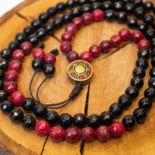 mala buddyjska z onyksu czarnego i jadeitu czerwonego z amuletem tybetańskim mandala, 108 koralików z kamieni naturalnych do medytacji na miłość