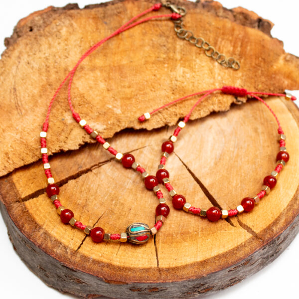 naszyjnik choker z karneolem na czerwonym sznurku z koralikiem tybetańskim