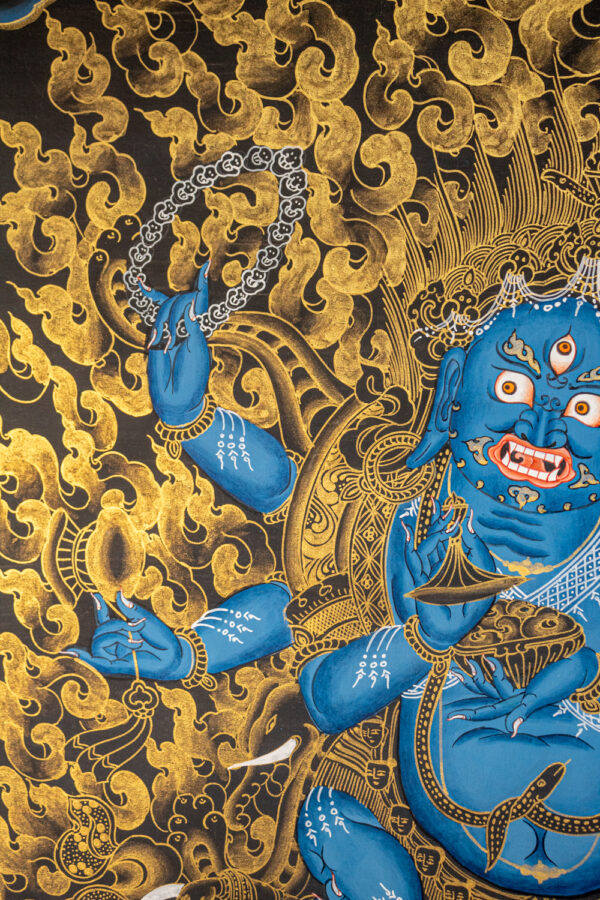 Zbliżenie na Mahakala — thanka tybetańska. Obraz. Buddyjski strażnik