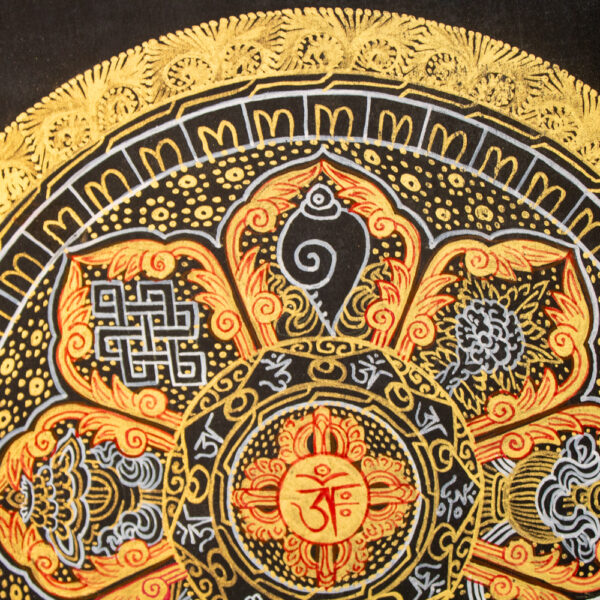 Zbliżenie na Złoto-czarna mandala 8 symboli pomyślności obraz buddyjski