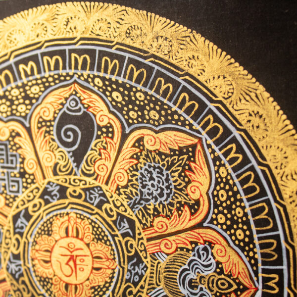 Zbliżenie na Złoto-czarna mandala 8 symboli pomyślności obraz buddyjski