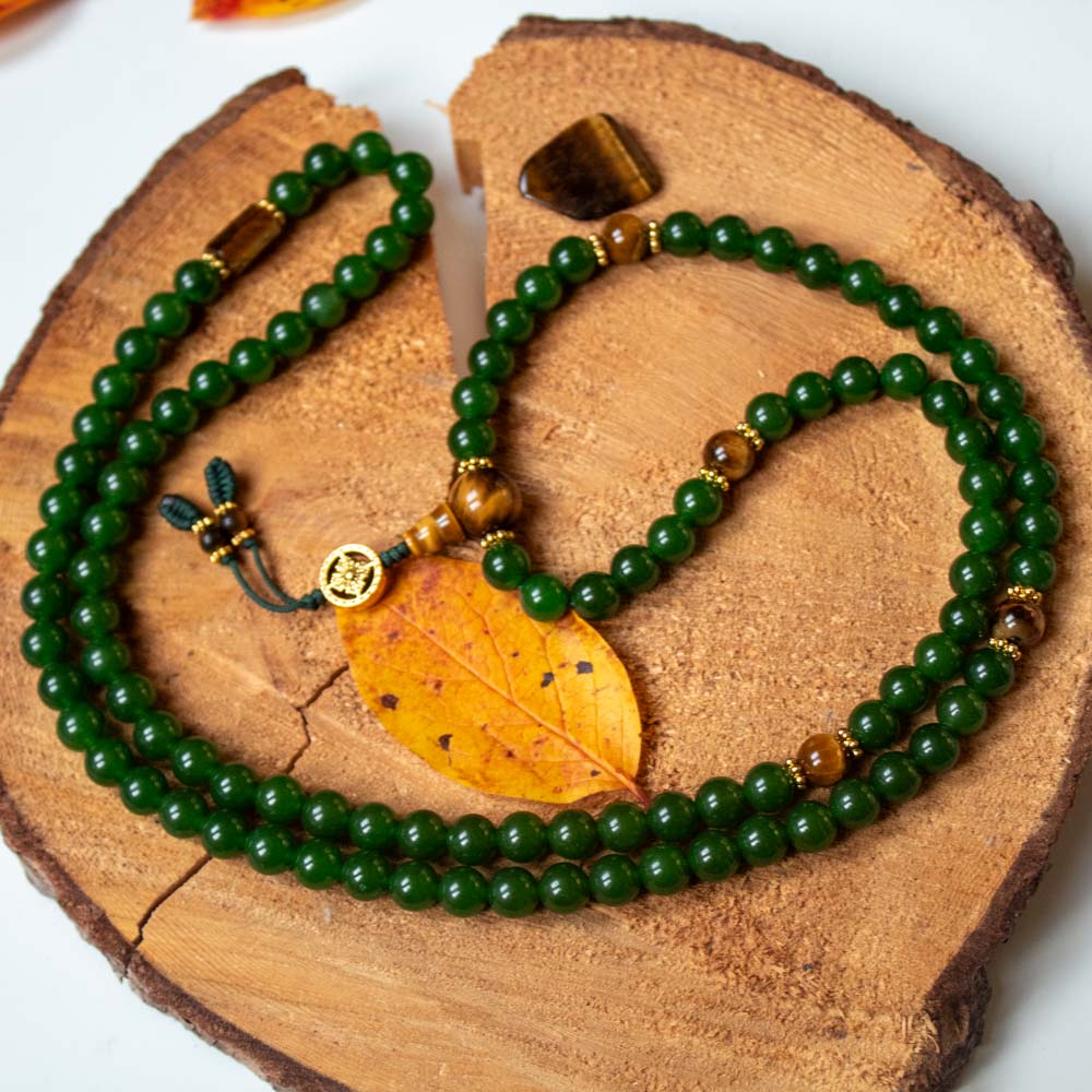 Zielony jadeit mala 108 koralików ułożona w kompozycji flat lay