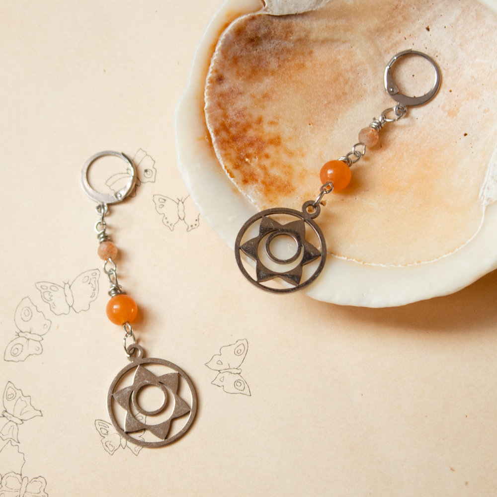 kolczyki kamień słoneczny i pomarańczowy awenturyn z symbolem czakry sakralnej ze srebrnej stali chirurgicznej