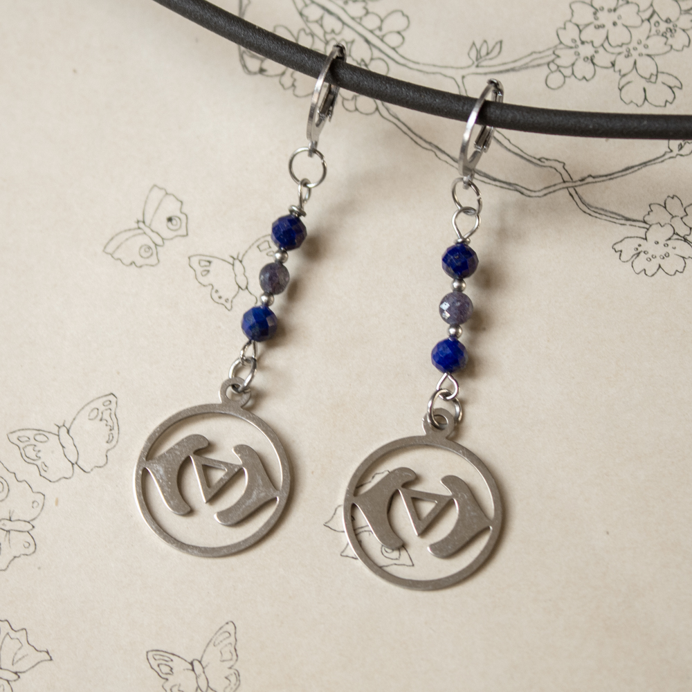 kolczyki szafir lapis lazuli z symbolem czakry trzeciego oka ze stali szlachetnej w kolorze srebrnym