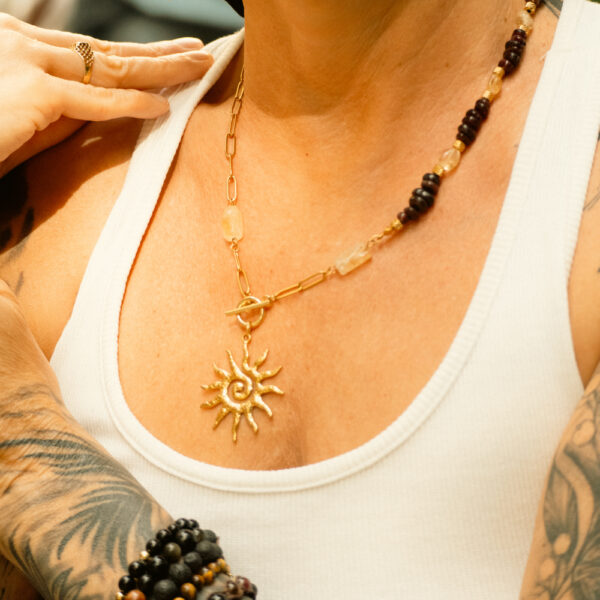 Naszyjnik z Cytrynem i Granatem ze złotym łańcucehm i zawieszką słońce z pozłacanej stali chirurgicznej i zapięciem toggle