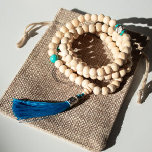 Mala buddyjska drewniana z Turkusem – kremowobiała