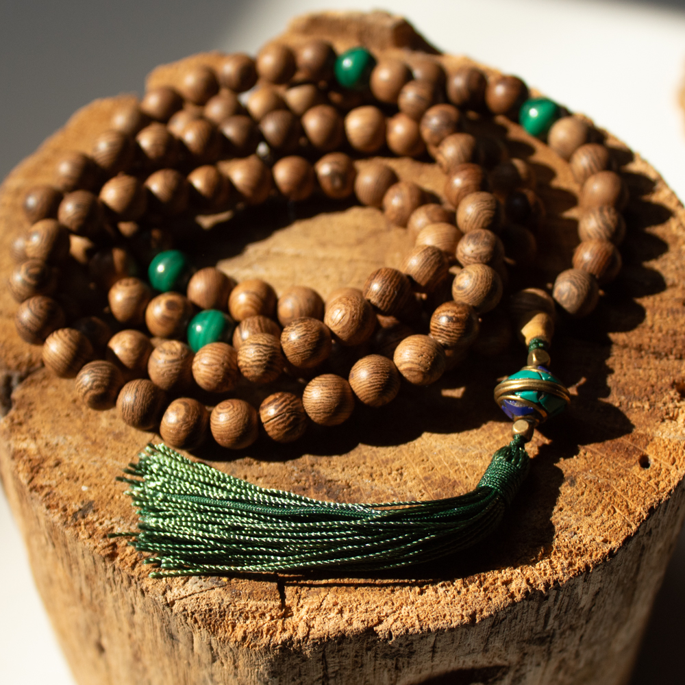 Mala buddyjska drewniana Malachit, koraliki mala 108 z zielonym chwostem i koralikiem nepalskim