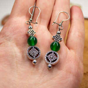 Kolczyki z Symbolami Buddyjskimi i Zielonym Jadeitem