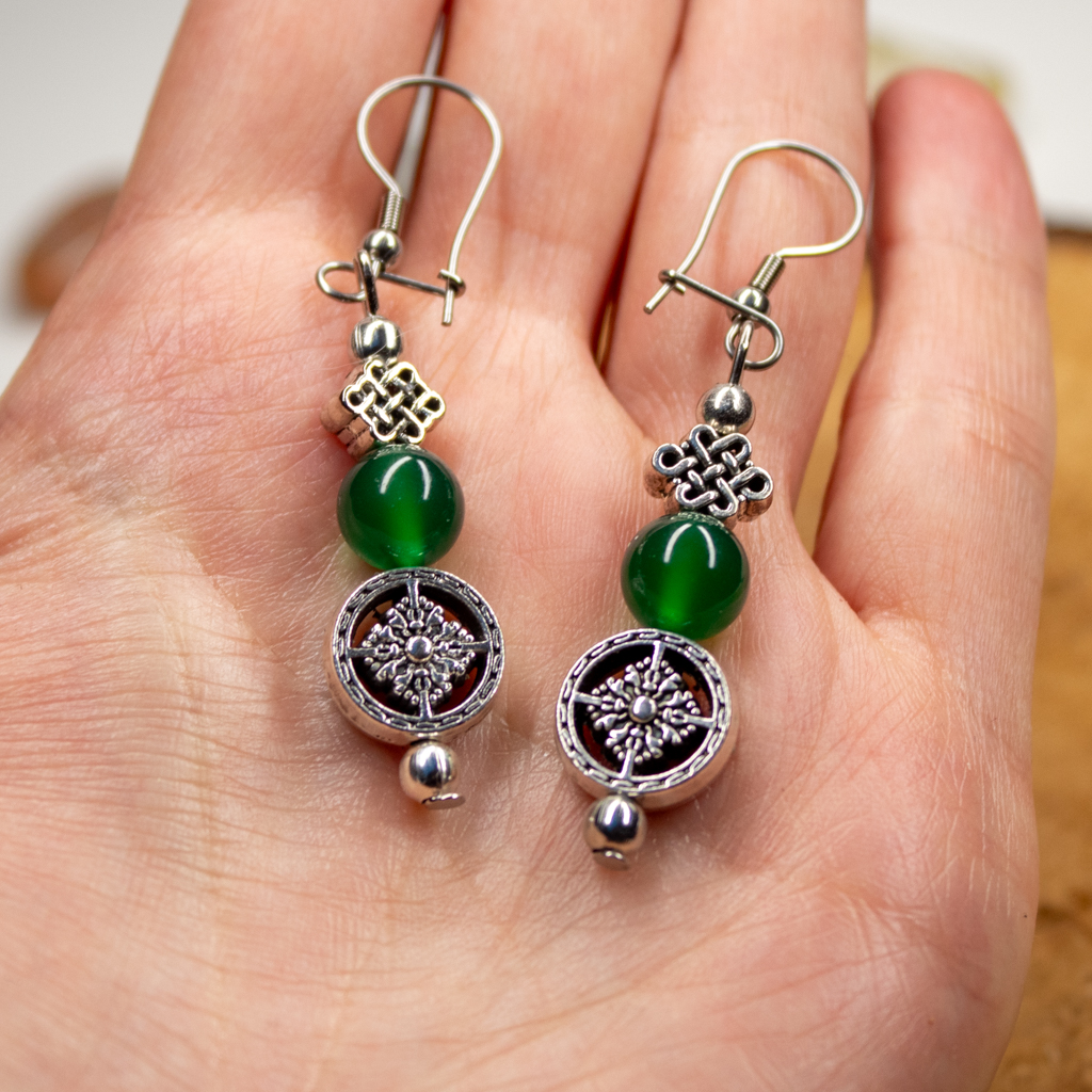Kolczyki z Symbolami Buddyjskimi i zielonym kamieniem jadeit