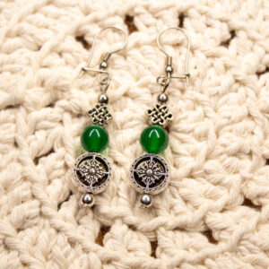 Kolczyki z Symbolami Buddyjskimi i Zielonym Jadeitem