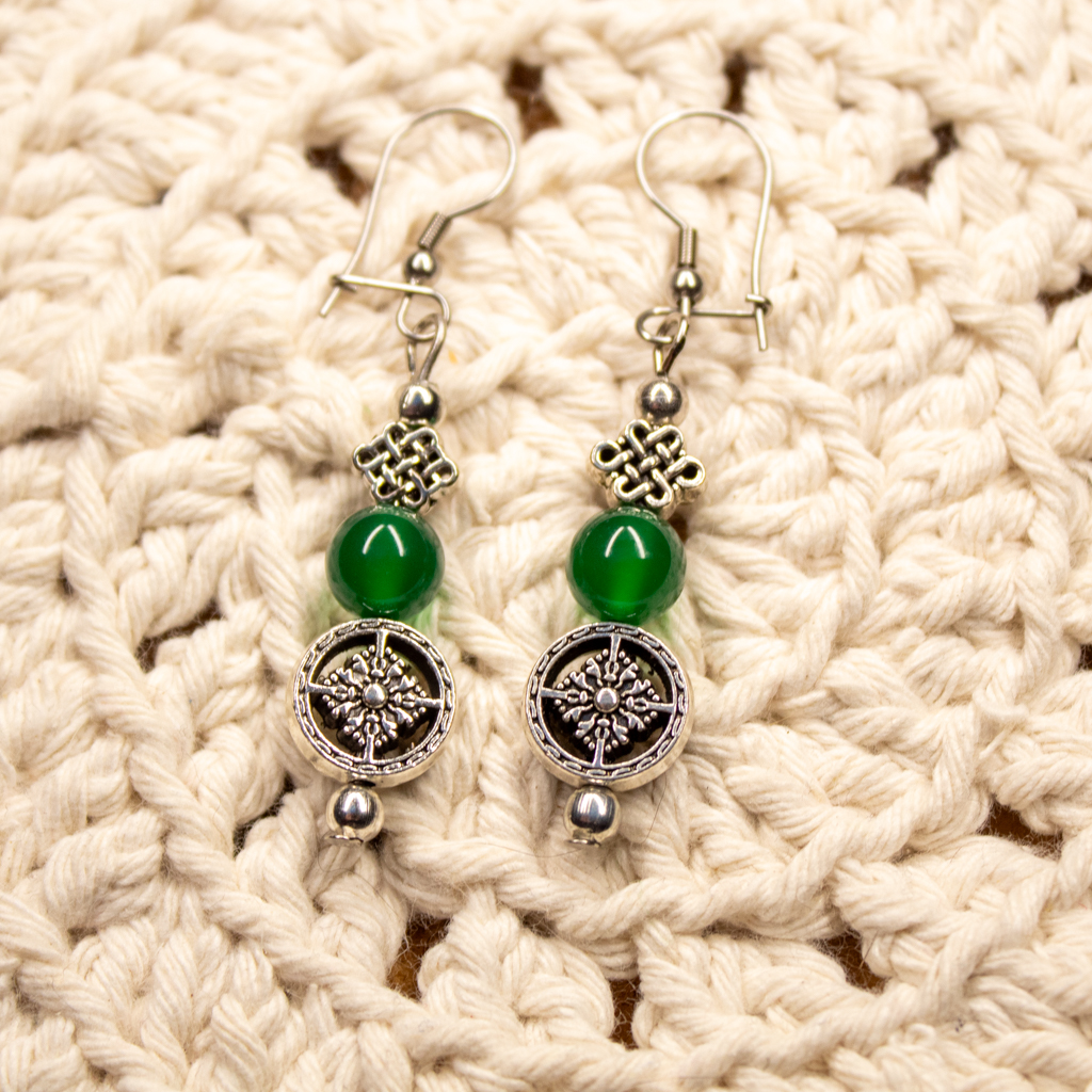 Kolczyki z Symbolami Buddyjskimi i zielonym kamieniem jadeit