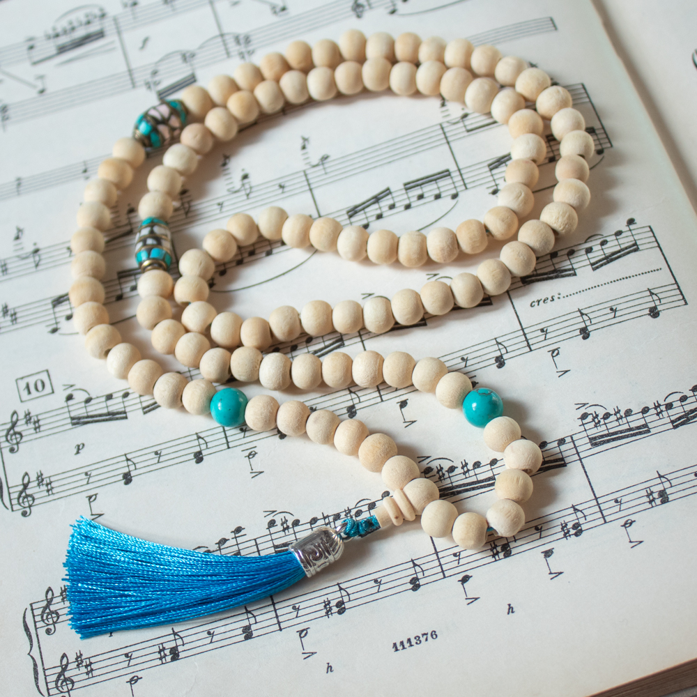 Mala buddyjska drewniana z Turkusem i niebieskim chwostem oraz nepalskimi koralikami kremowobiała