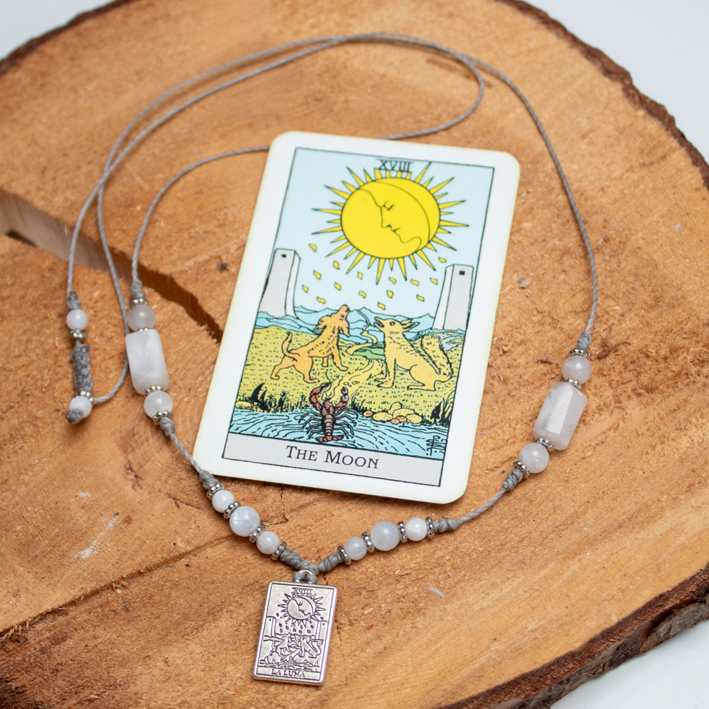 Karta Tarota Księżyc to Talizman Intuicji jako naszyjnik choker z kamieniem księżycowym