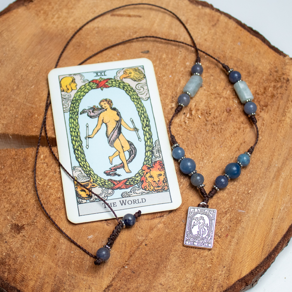 karta tarota świat z jako talizman w naszyjniku choker z kamieniami niebieski awenturyn i akwamaryn