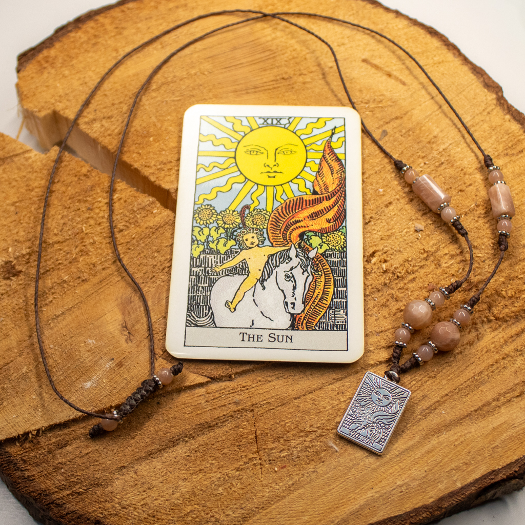karta tarota słońce jako amulet w naszyjniku choker z kamieniem słonecznym