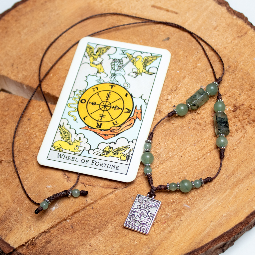 karta tarota koło fortuny jako talizman w naszyjniku choker z kamieniami zielony awenturyn, prehnit