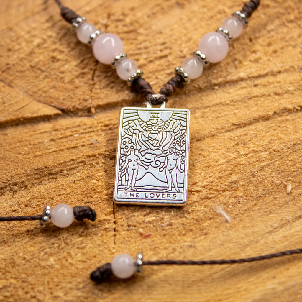 karta tarota kochankowie jako talizman w naszyjniku choker z kwarcem różowym