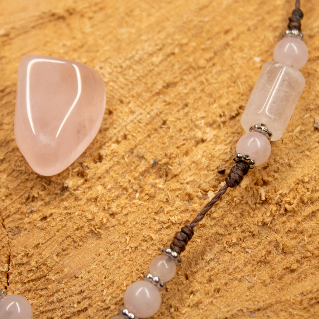 karta tarota kochankowie jako talizman w naszyjniku choker z kwarcem różowym