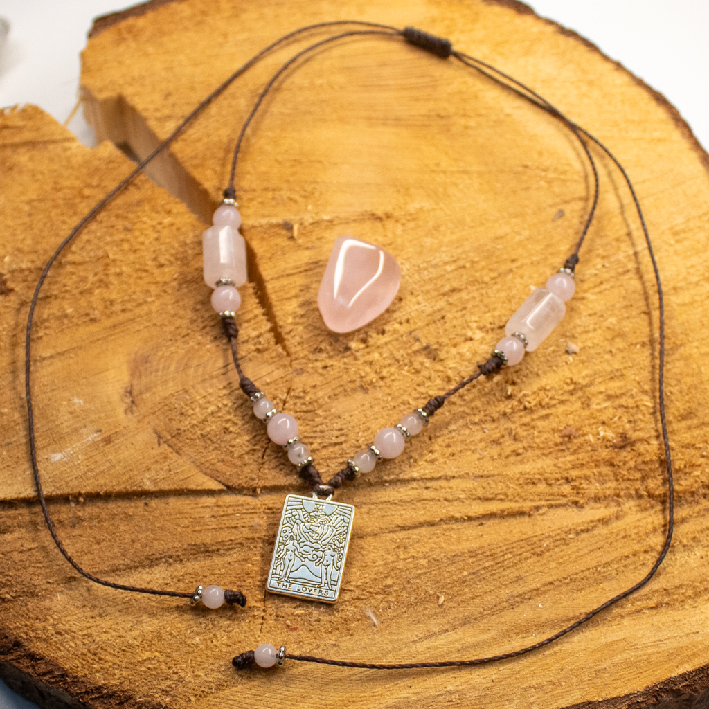 karta tarota kochankowie jako talizman w naszyjniku choker z kwarcem różowym