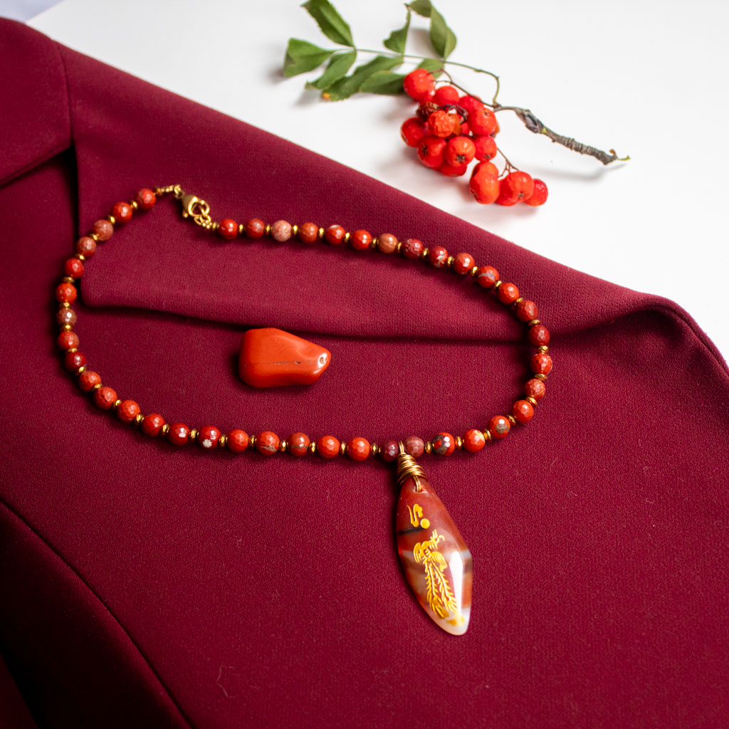 Naszyjnik z Czerwonego Jaspisu, pozłacanego hematytu z amuletem z czerwonego karneolu z symbolem feniksa typu choker dla niej. Stal chirurgiczna