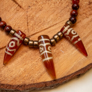 Naszyjnik Wojownika z Agatem Tybetańskim, Karneolem i Drewnem Sandałowym