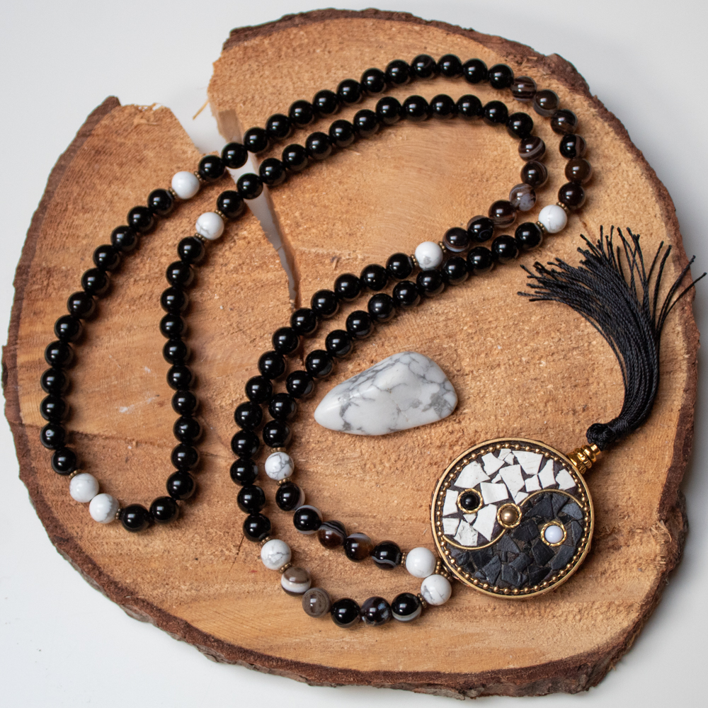 mala buddyjska yin yang z onyksem i howlitem na tle zdjecia 3