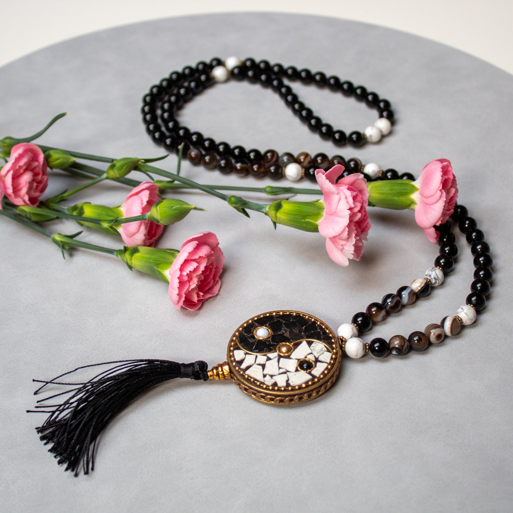 mala buddyjska yin yang z onyksem i howlitem na tle kwiatow 2