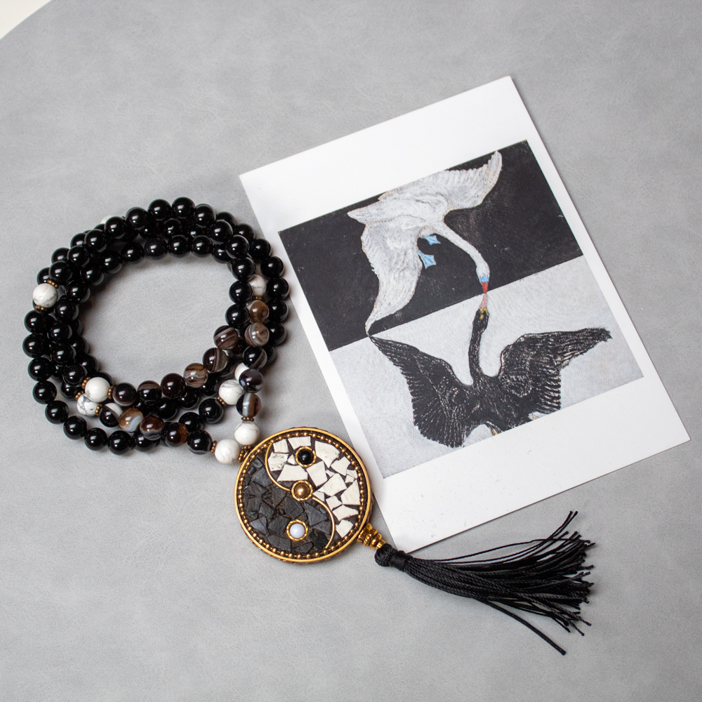 mala buddyjska yin yang z onyksem i howlitem na tle zdjecia