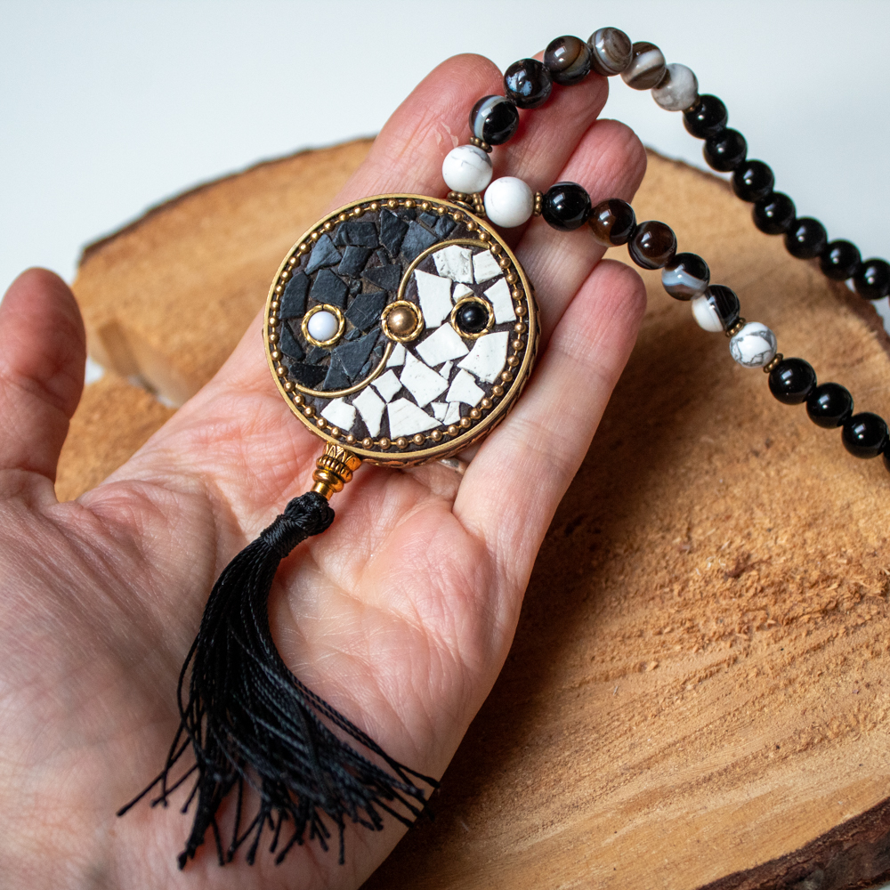 mala buddyjska yin yang z onyksem i howlitem na reke