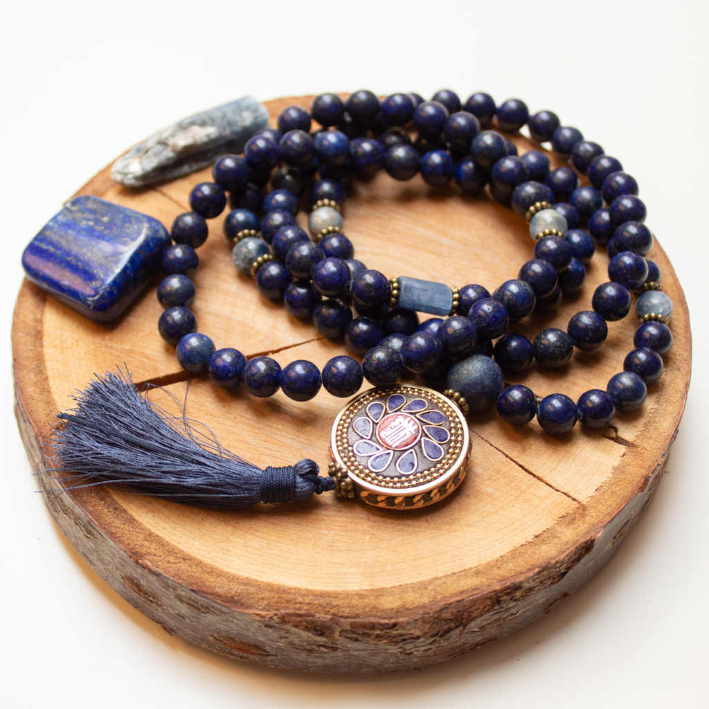 Granatowa mala ze 108 koralików lapis lazuli i kianitu z tybetańskim amuletem Namchu Wangden